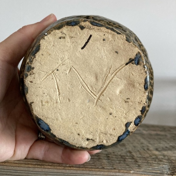 Handmade heavy pottery bottle coiled style - Picture 4 of 4